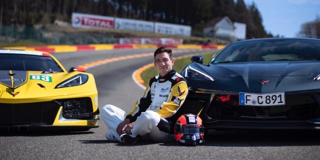 Oliver Gavin mit der brandneuen Corvette Stingray und dem C8R-Rennwagen